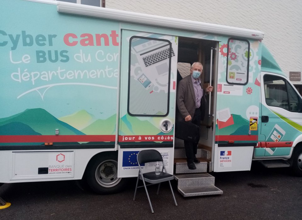 Atelier numérique du CyberBus de l’équipe de Montsalvy