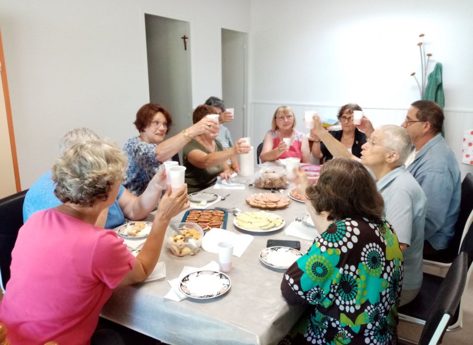 Les bénévoles d'Ydes inaugurent leur nouveau local"