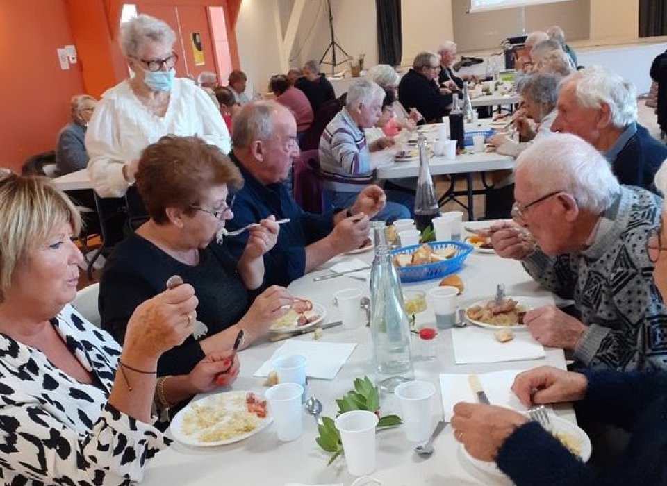 Premier repas-débat dans la salle des fêtes de Neussargues !